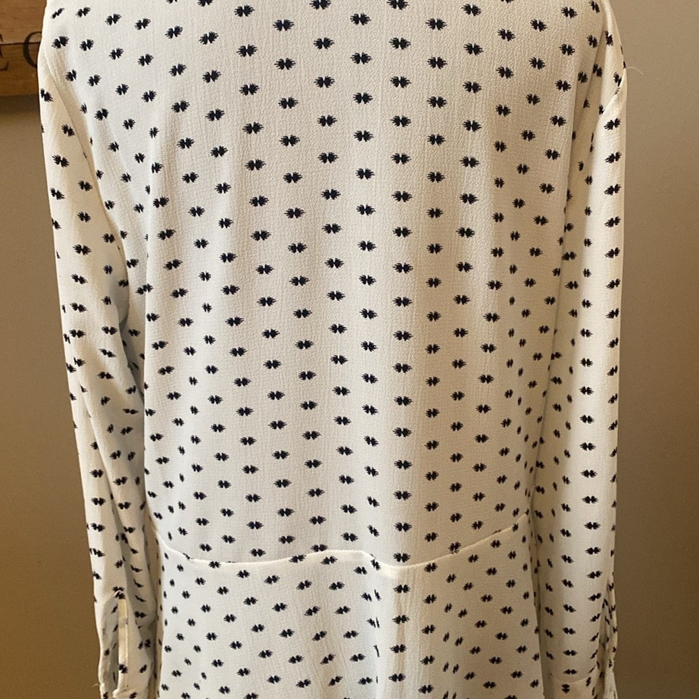 VINCE CAMUTO peplum blouse w/sm bl geo pattern on cream Sz L, modesty snap - Picture 6 of 9